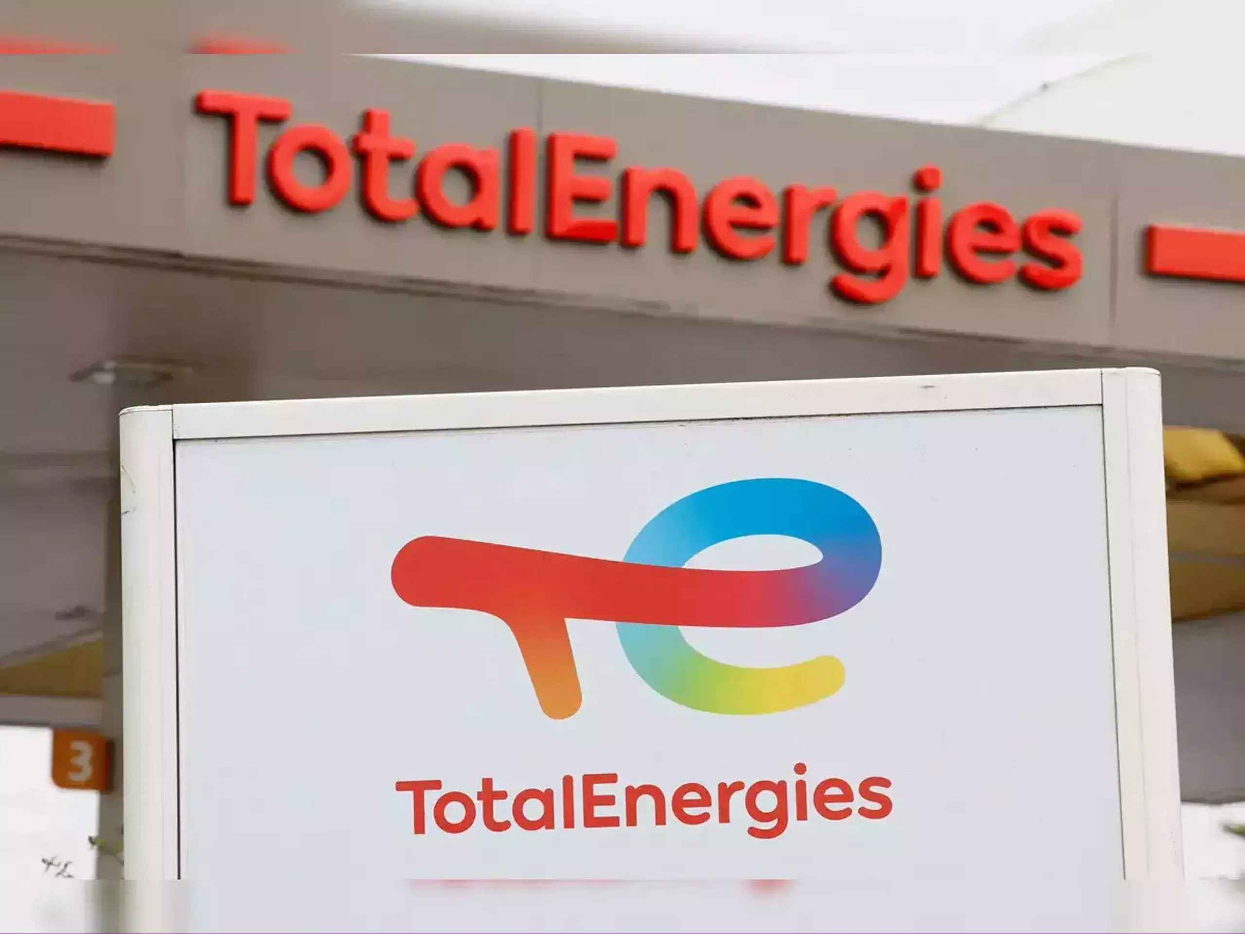 total energies invests $300 million in jv with adani green energy