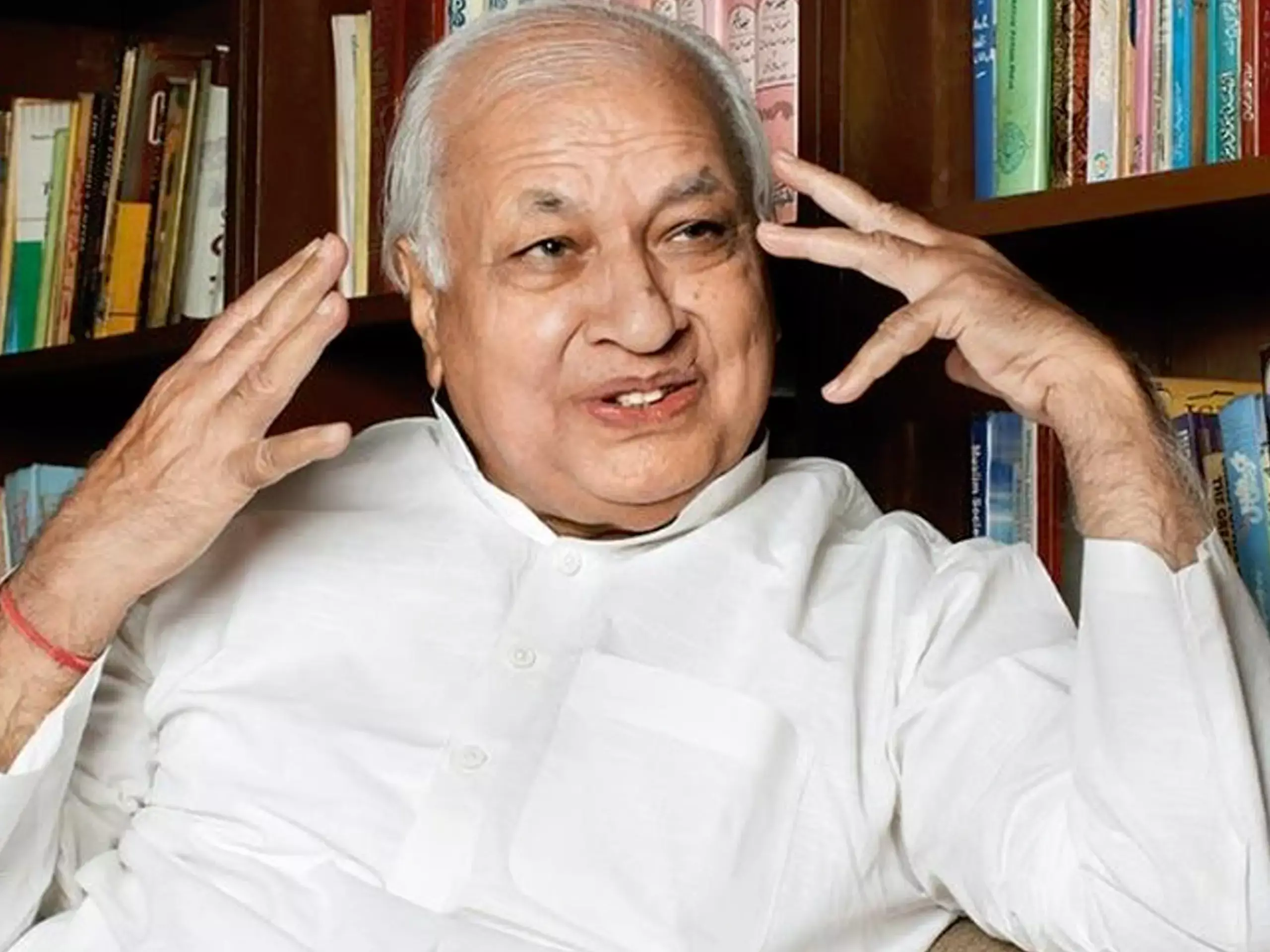 Kerala Guv Khan stages wayside protest as SFI members wave black flags at him Kerala Guv Khan stages wayside protest as SFI members wave black flags at him