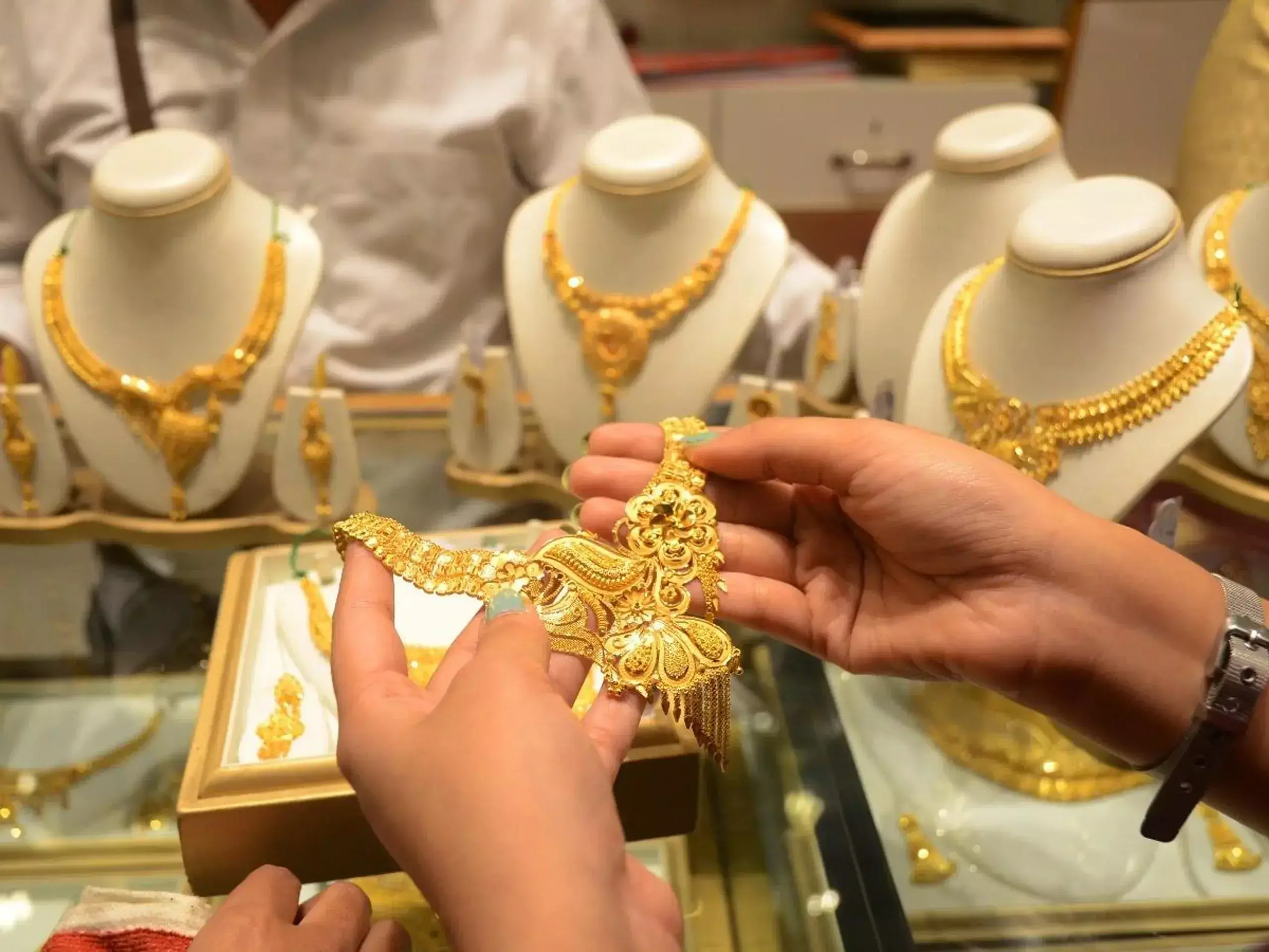 gold, silver gain rs200 each on strong global cues gold, silver gain rs200 each on strong global cues